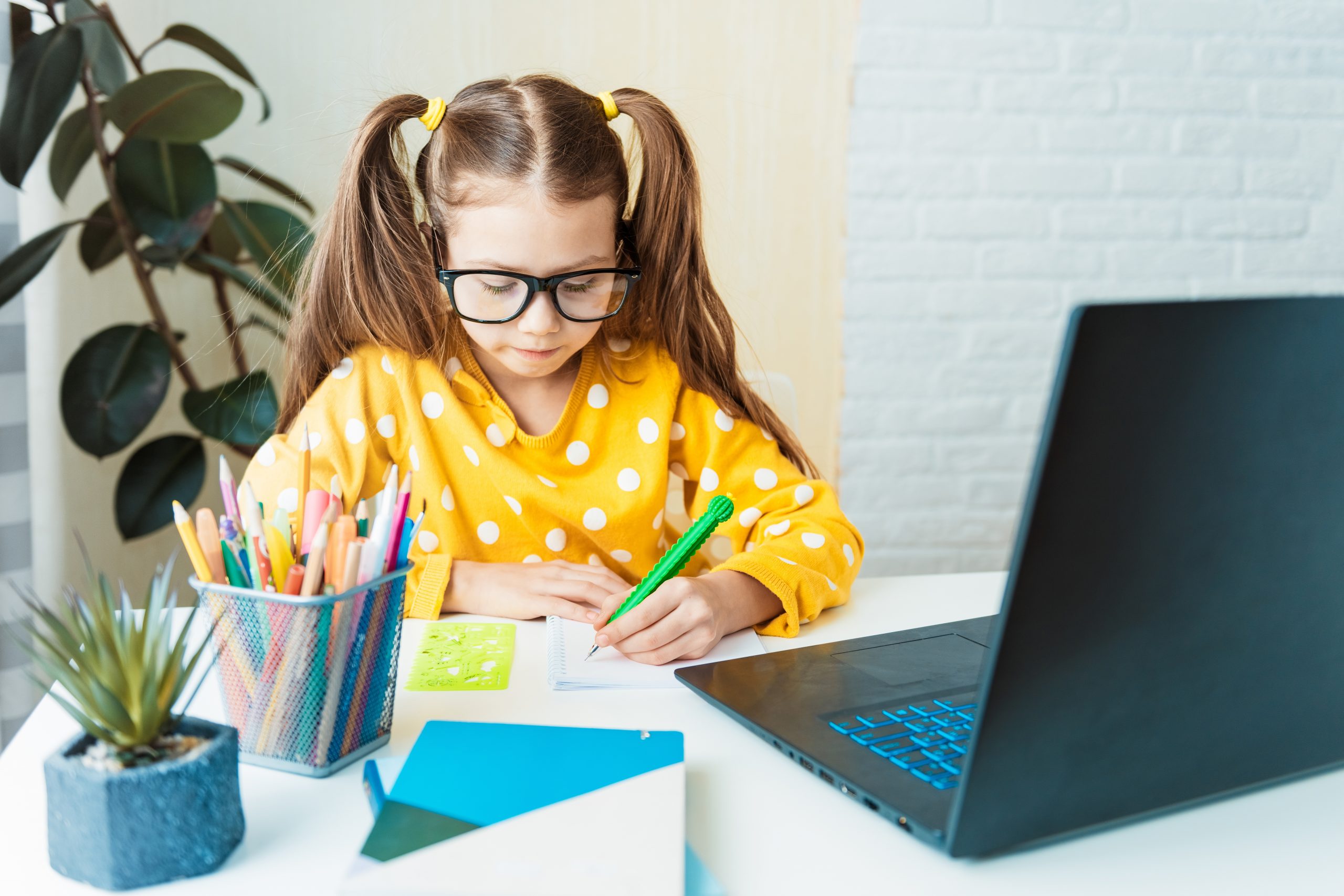 Children learn english online at home. Homeschooling and distance education for kids